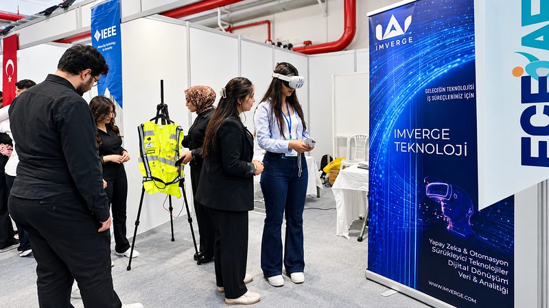 EGEKAF’26’daki Imverge standında VR İSG eğitim senaryosunu deneyen bir ziyaretçi.